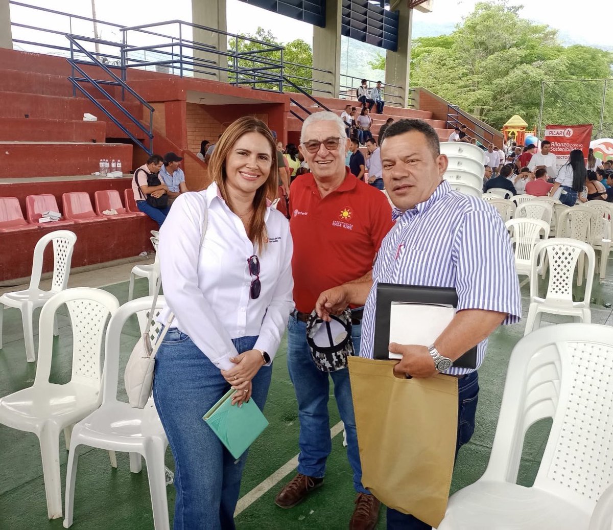 ramirezsandram's tweet photo. Muy complacida de aportar en representación de la entidad cameral, en la construcción del Plan de Desarrollo departamental. Trabajando de forma articulada por el occidente del Huila. 🙌🏻 @CCHuila @LinaMar47706282 @ClaraInesTrivi2 https://t.co/LvYBzzCDsc