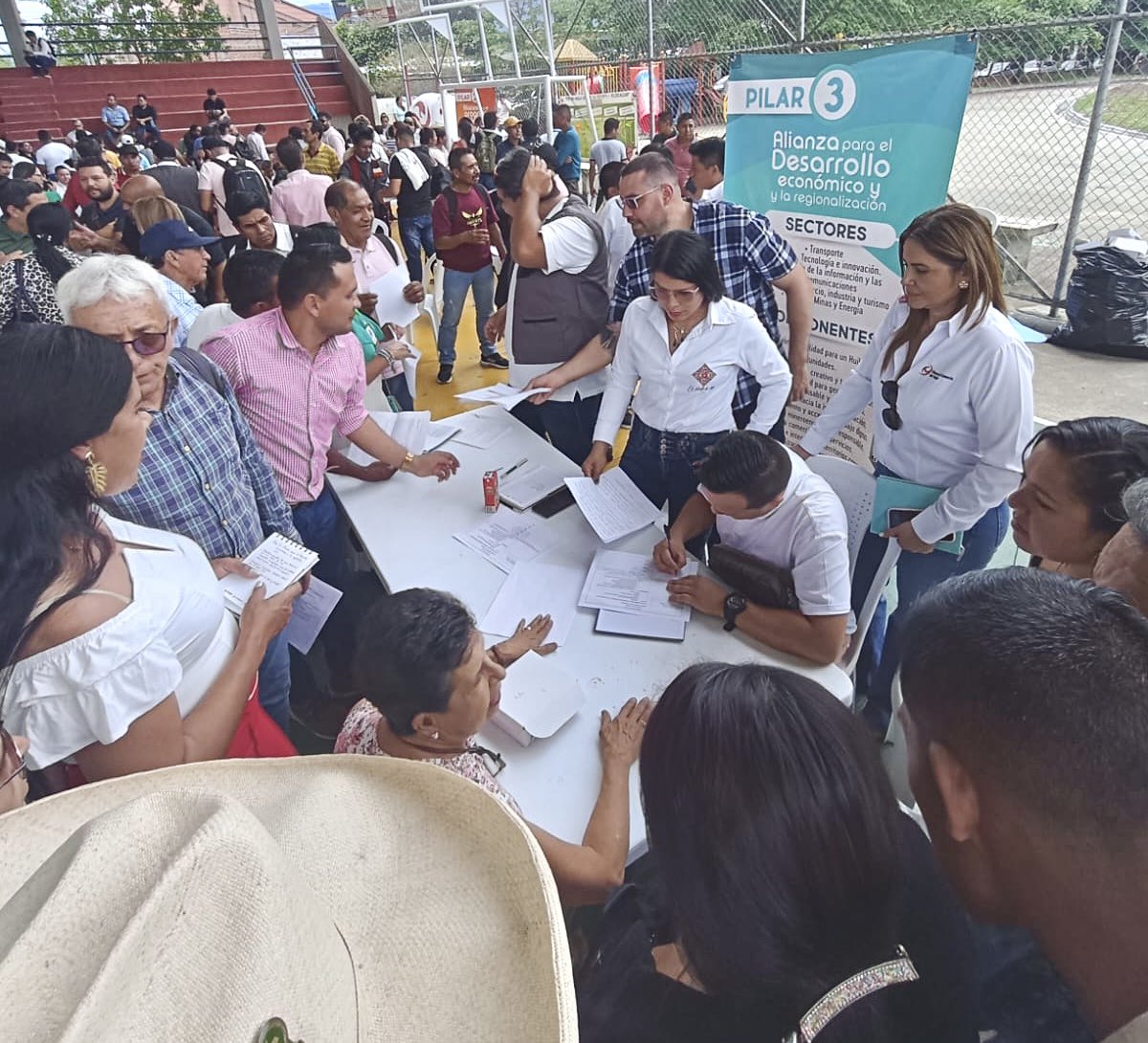ramirezsandram's tweet photo. Muy complacida de aportar en representación de la entidad cameral, en la construcción del Plan de Desarrollo departamental. Trabajando de forma articulada por el occidente del Huila. 🙌🏻 @CCHuila @LinaMar47706282 @ClaraInesTrivi2 https://t.co/LvYBzzCDsc