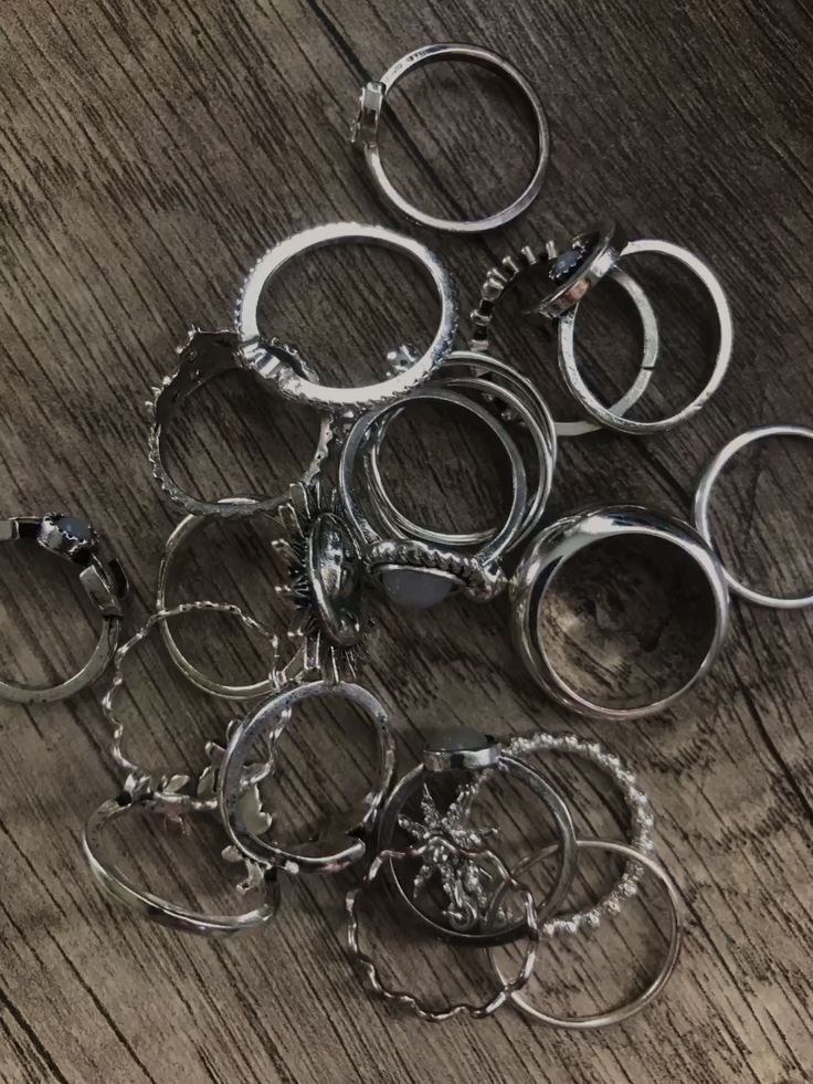 ChannieMoony's tweet photo. New albums and rings
Knowing he’s missing those things

The dog is cute 

Happy Valentines my love~ https://t.co/VnpwaF9K8q