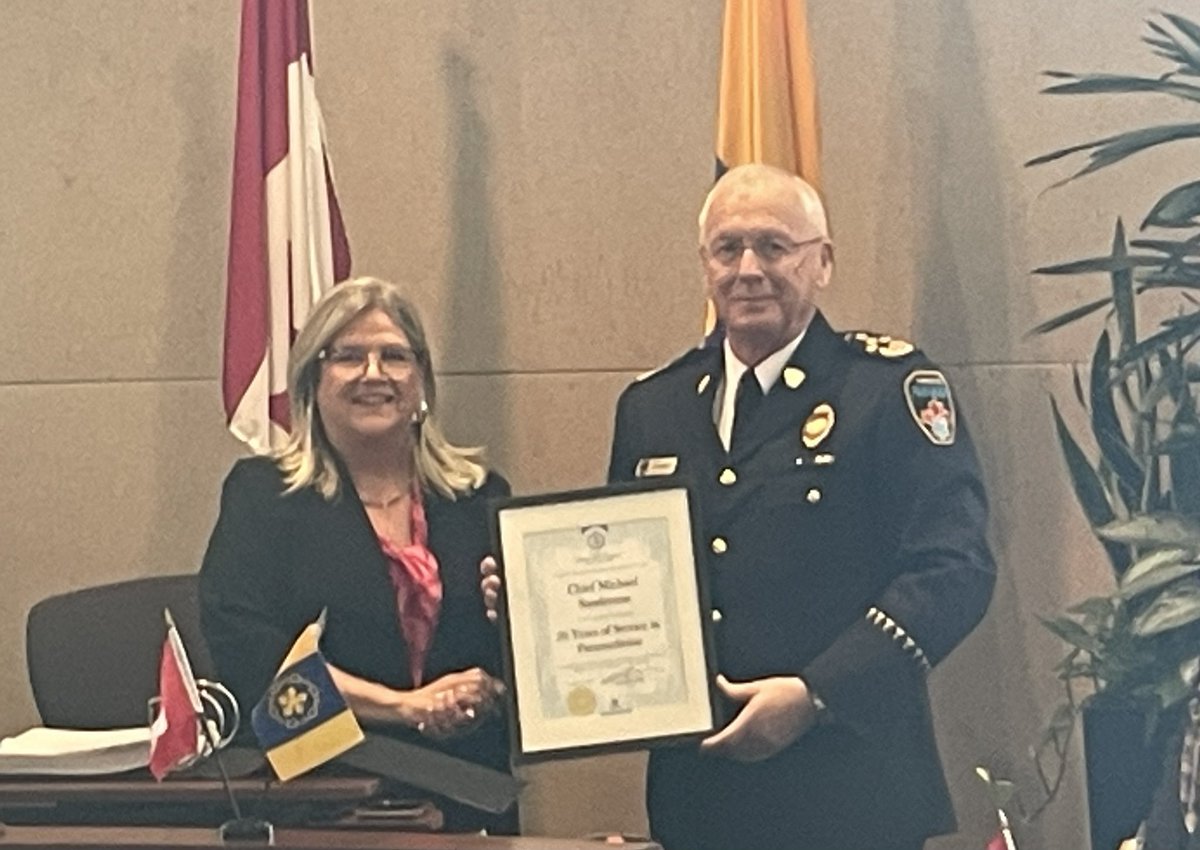 Today Mayor @AndreaHorwath presented @HPS_Paramedics Chief Michael Sanderson w/ a certificate recognizing his 50yrs of excellence & contributions to the Paramedic profession, with the last 10 here in #HamOnt. Thank you for your service & cont. leadership Chief Sanderson.