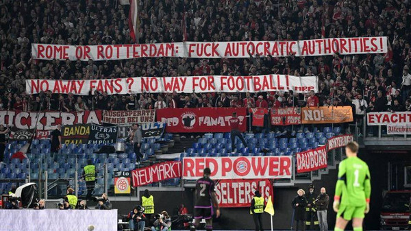 LAROMA24's tweet photo. 🟡🔴 Lazio-Bayern Monaco, lo striscione dei tedeschi: "Roma o Rotterdam, no alle trasferte? Non è calcio”

▶️https://t.co/lrO57pmytY

#AsRoma https://t.co/vNcO4APUa1