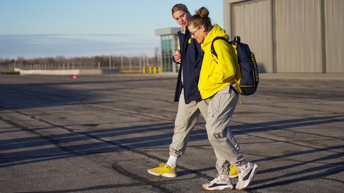 umichwbball's tweet photo. Next stop, Iowa! 

#GoBlue https://t.co/2XgH8GYvxk