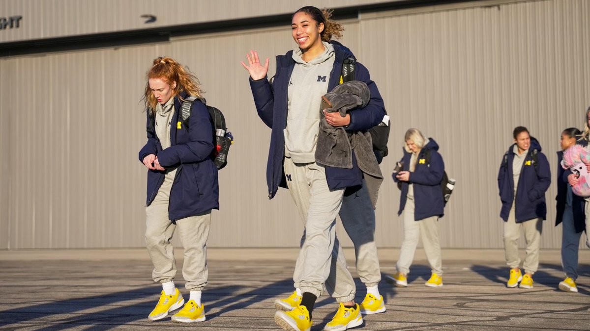 umichwbball's tweet photo. Next stop, Iowa! 

#GoBlue https://t.co/2XgH8GYvxk