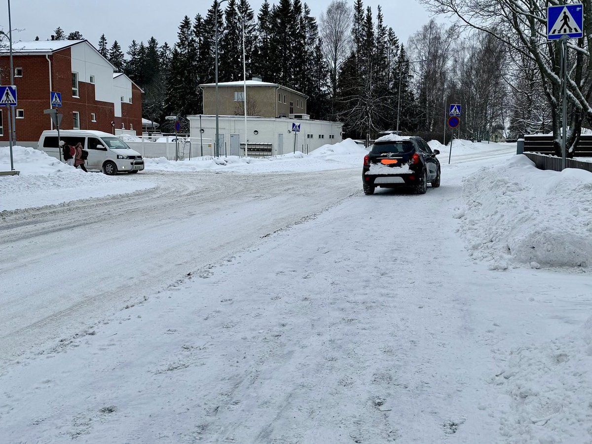 jjoonia's tweet photo. Liikenne on yhteistyötä. Sellaista, jossa ihmiset antavat autoille tilaa, että tieliikennelain rikkominen sujuu vaivattomasti. Toive lain noudattamisesta on ideologista autovastaisuutta ja ihmisoikeuksien poljentaa. Tässäkin pitäisi sitä paitsi olla moottoritie ja ABC. https://t.co/RlFef0dCDk
