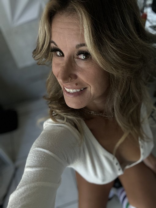 Happy valentines 💋 let&rsquo;s misbehave 😈🔥 #ValentinesDay #singlemom #spicymodel #linksinthebio https://t<a href="/tag/valentinesday"class="tags">#ValentinesDay</a><a href="/tag/singlemom"class="tags"><span>#singlemom</span></a><a href="/tag/spicymodel"class="tags"><span>#spicymodel</span></a><a href="/tag/linksinthebio"class="tags"><span>#linksinthebio</span></a>