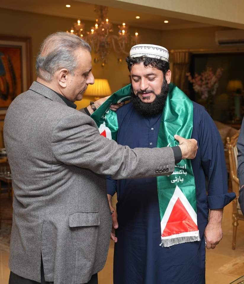 teamaleemkhan's tweet photo. تونسہ پی پی 284 سے آزاد ممبر صوبائی اسمبلی حافظ طاہر قیصرانی کی صدر استحکامِ پاکستان پارٹی عبدالعلیم خان سے ملاقات ہوئی، آئی پی پی قیادت پر مکمل اعتماد کا اظہار کرتے ہوئے پارٹی میں شمولیت کا اعلان کیا۔
#AbdulAleemKhan #IstehkamEPakistanParty https://t.co/Fzp8njaiG3
