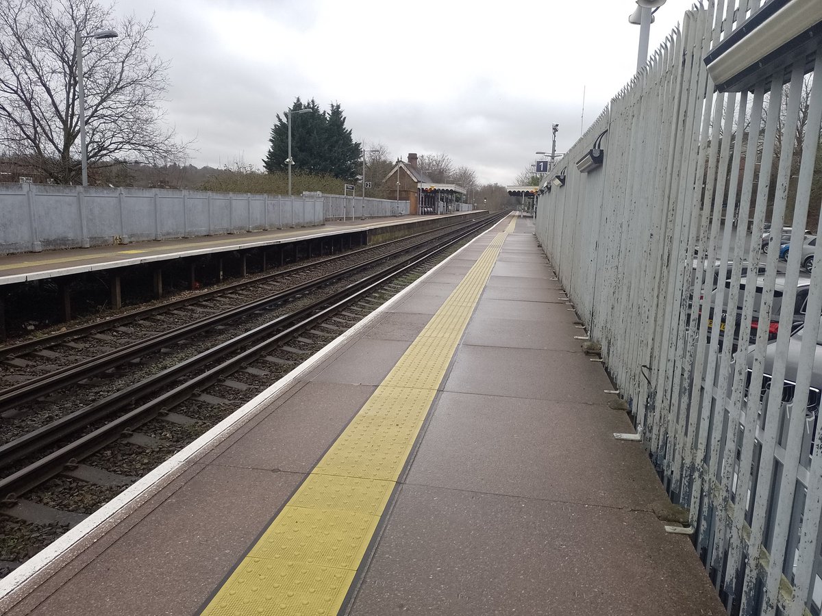 HBtrainfan375's tweet photo. Station 60/106: 
High Brooms ✅

A decent entrance building and great views Tonbridge bound. Rather lengthy platforms. https://t.co/VB2pluzw9t