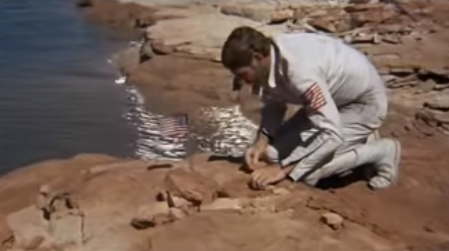 FilmsQuirky's tweet photo. Feb 15 : Flag seen  🇺🇸
#Bales2024FilmChallenge #FilmX 📽️ 🎬
@bales1181
#PlanetOfTheApes (1968)
Before Landon, Taylor and Dodge emark on their desert trek, Landon plants a mini USA flag in the rocks which Taylor finds hilarious.
#CharltonHeston #RobertGunner #JeffBurton
[3/3] https://t.co/ts2yFl62M3