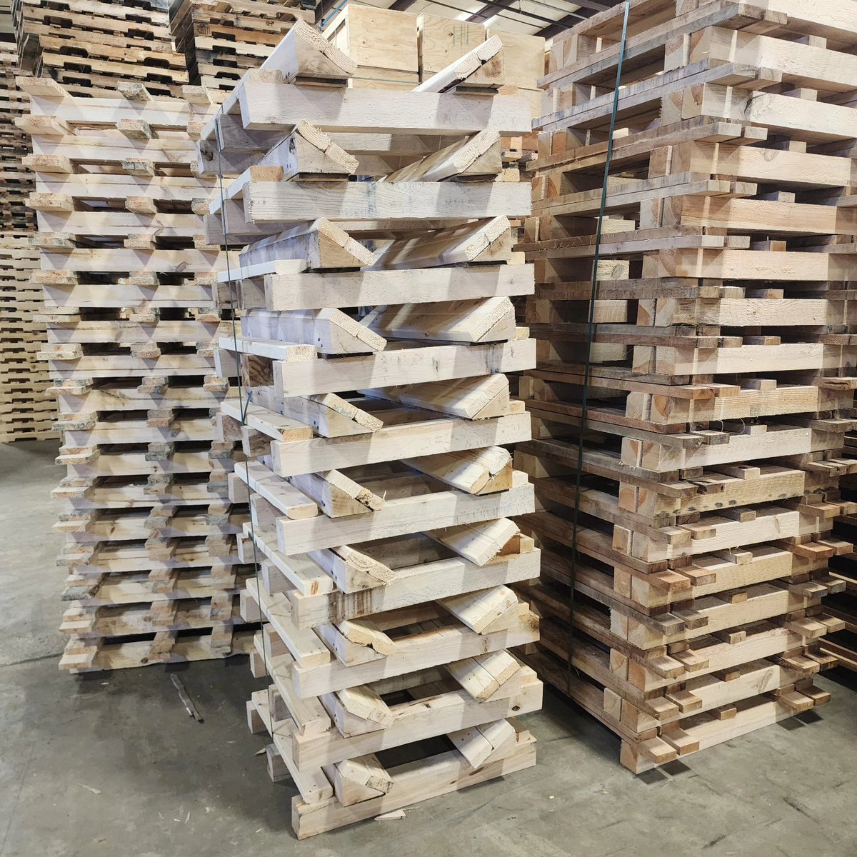 ColePallet's tweet image. Happy Valentine's Day! 💘 Today was a busy day, but we can all appreciate the unsung heroes of our supply chain - pallets and crates! 🎉 Without them, life would be much different. We're happy to be an integral part of this industry! #valentines #pallets #crates