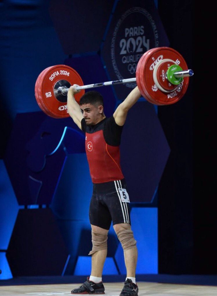 Milli sporcumuz Kaan Kahriman, koparmada 142 kg kaldırarak, Avrupa Halter Şampiyonası'nda altın madalya kazandı.