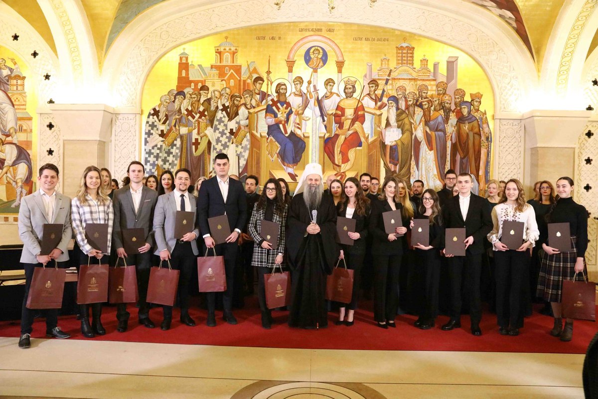 Infosluzbaspc's tweet photo. Патријарх Порфирије доделио стипендије студентима завршних година факултета – оснивача Универзитета у Београду
"Црква је увек и покровитељ и инспиратор и она која води бригу о школи и образовању", истакао је патријарх. 
https://t.co/XntXUINTWg https://t.co/i3z7HR2dNW