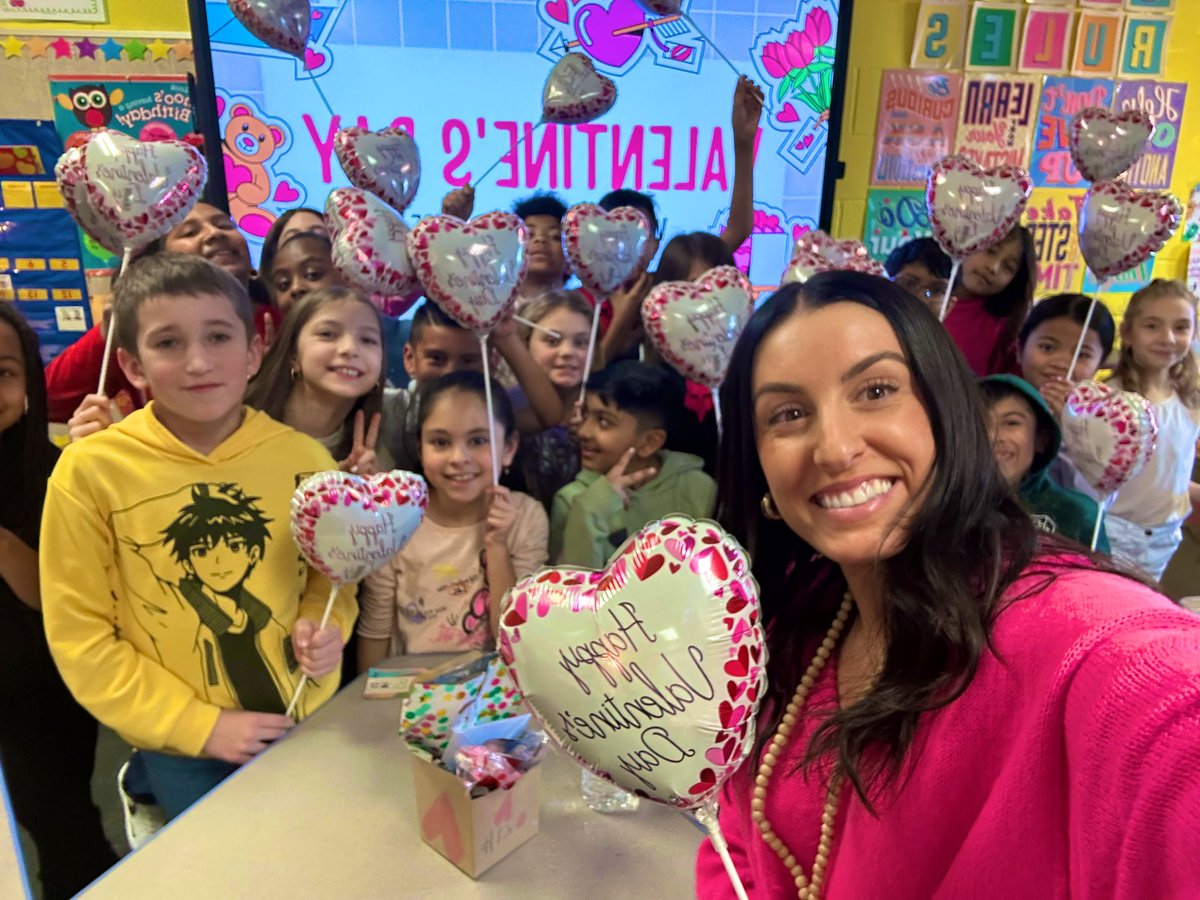 MsBartuch's tweet photo. So much L🩷VE &amp; Gratitude in room 102 today! ❤️ @HanoverHuskies https://t.co/LRRFsEB76J