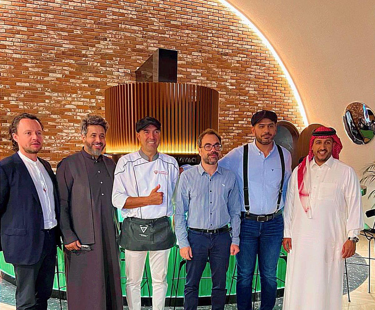 hotaamiia's tweet photo. سعدت وتشرفت بمعرفة سعادة القنصل الإيطالي بمدينة #جدة 

قضينا وقت ممتع واستمتعنا بالأكل الإيطالي بمطعم ( فيفاتشي ) التابع لأخي ( فهد الكريداء ) .. 

نهاية الموسم بعزم فيه ( ميتروفيتش ) باذن الله على بيتزا ياكل أصابعه وراها 🤩🇮🇹 
#Italian https://t.co/wlAGs9fvOY