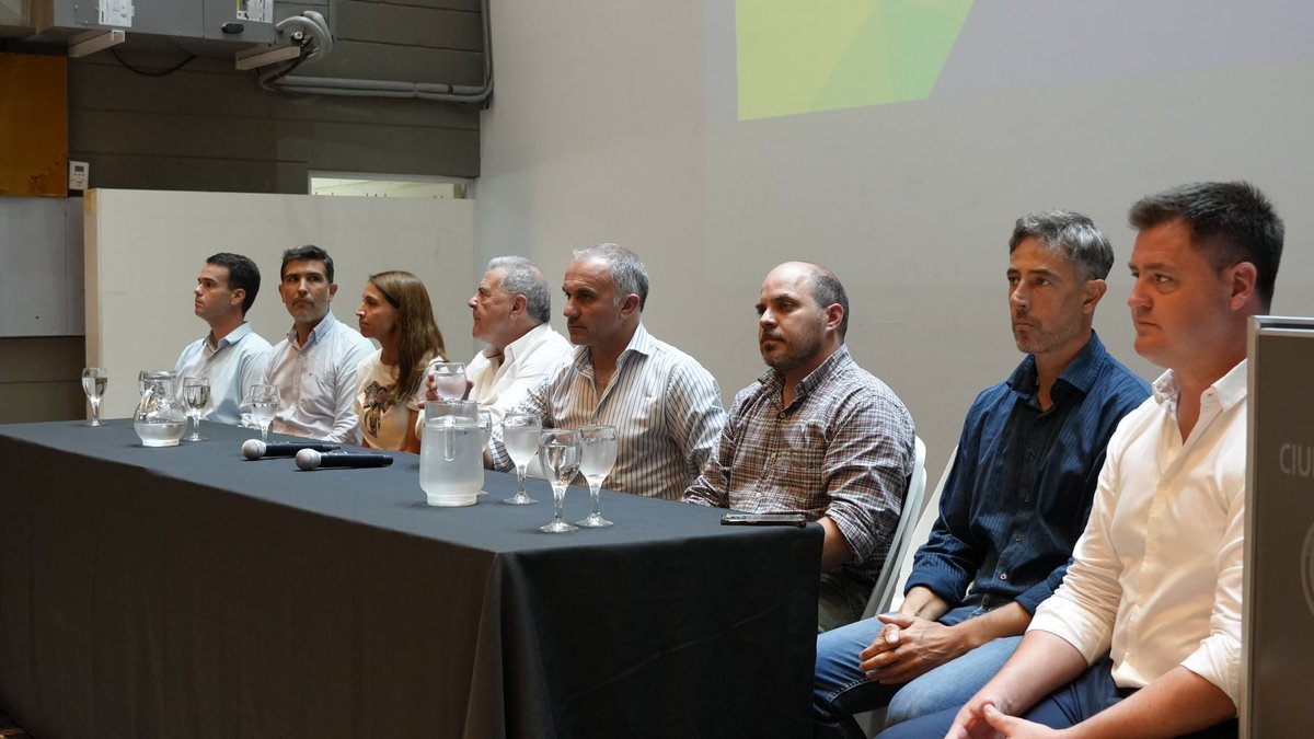 tori_flores's tweet image. Acompañamos al ministro @SergioBussoOK y su equipo a la entrega de 99 aportes de #BPAs 🙌❤️ 

Apuntamos con estas acciones a sumarle a la producción una mirada desde la sostenibilidad 🌎🌱 

En equipo #SeguimosHaciendo la Cordoba que queremos 🌿🤩