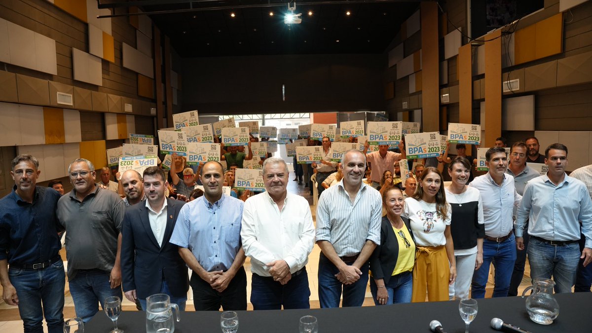 tori_flores's tweet image. Acompañamos al ministro @SergioBussoOK y su equipo a la entrega de 99 aportes de #BPAs 🙌❤️ 

Apuntamos con estas acciones a sumarle a la producción una mirada desde la sostenibilidad 🌎🌱 

En equipo #SeguimosHaciendo la Cordoba que queremos 🌿🤩