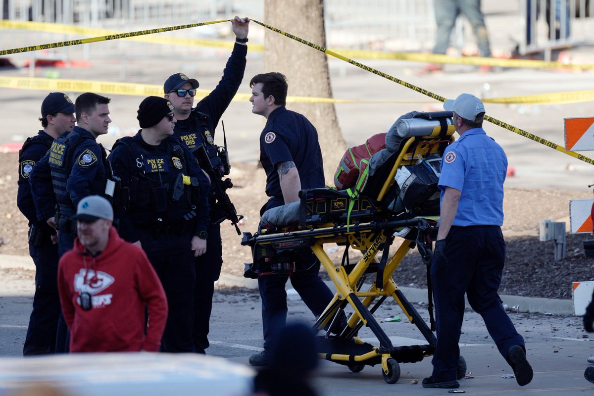Kansas City Chiefs players have reacted to a shooting that injured multiple people at the Super Bowl parade.  trib.al/Z0C3DPG