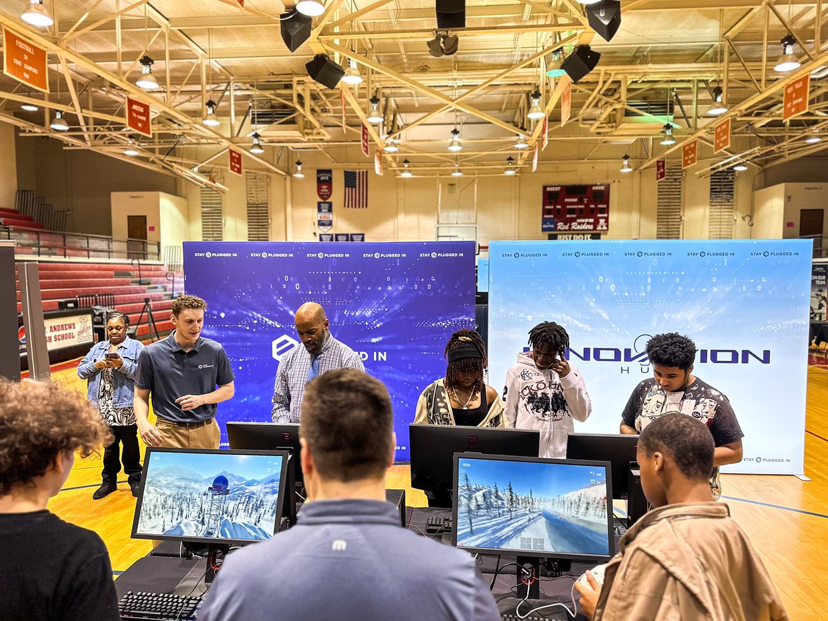 ✈️ #Aviation Day presented by @Stay_Plugged_In at @TWingateAndrews in 📍High Point, NC this week was a huge success! From the custom “Carry-on” gift bags to premium backlit Vector wall graphics, both students and staff were heavily engaged in the entire experience. ✈️
