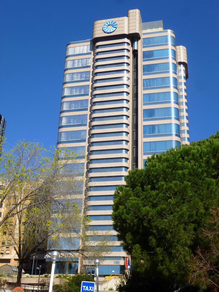 (2/2) La condena:

#prisión 5 años/víctima (10 años)
#alejamiento >500m víctimas y #prohibicióndecomunicación, 6 años
#inhabilitacion empleo/cargo con contacto menores, 8 años
#inhabilitacio patria potestad, tutela, etc., 3 años
#responsabilidadcivil 15.000€/ víctima