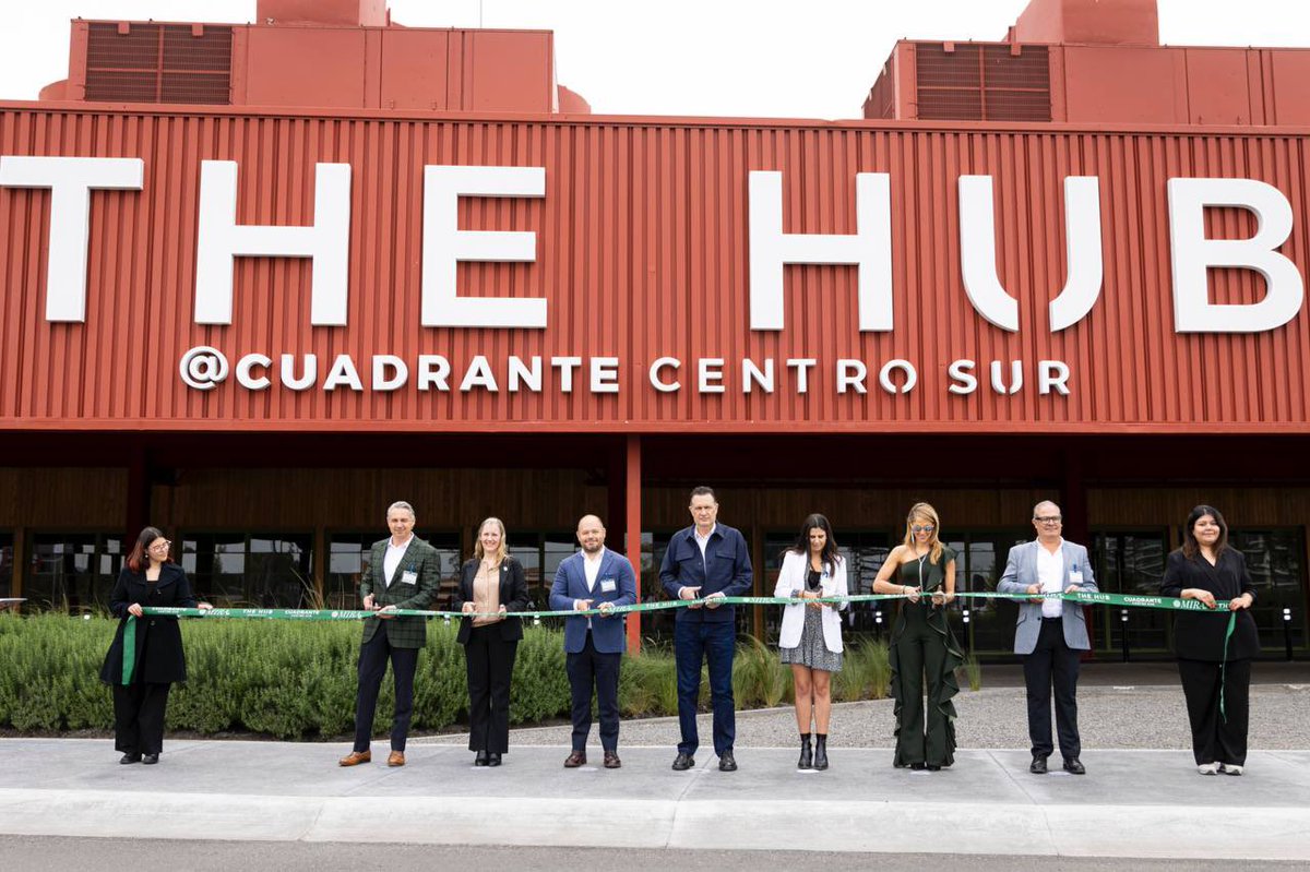 makugo's tweet photo. ¡En Querétaro tenemos un nuevo lugar para que te la pases a todo dar! Con la inauguración de la plaza The HUB, ahora puedes ir a patinar, jugar pádel, ver una película, comer, tomarte un cafecito y todo lo que te puedas imaginar. ¡Enhorabuena y el mejor de los éxitos en este gran proyecto!