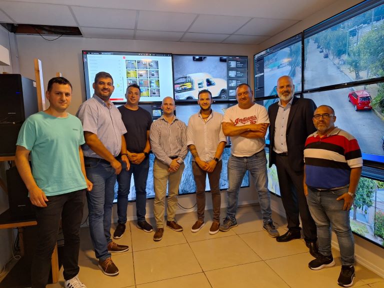 F5Diario's tweet photo. 🇦🇷🇦🇷🇦🇷
▶️ #LaPlata, #berisso y #Ensenada articulan un plan de #Seguridad 

▶️Los intendentes buscan poner freno a la ola de robos y asaltos que atemorizan a los vecinos de la región. El plan de seguridad arranca con monitoreos sobre la Avenida 122.
🔽🔽🔽
https://t.co/pOcoRuvt3t https://t.co/d5OEjHOKiZ