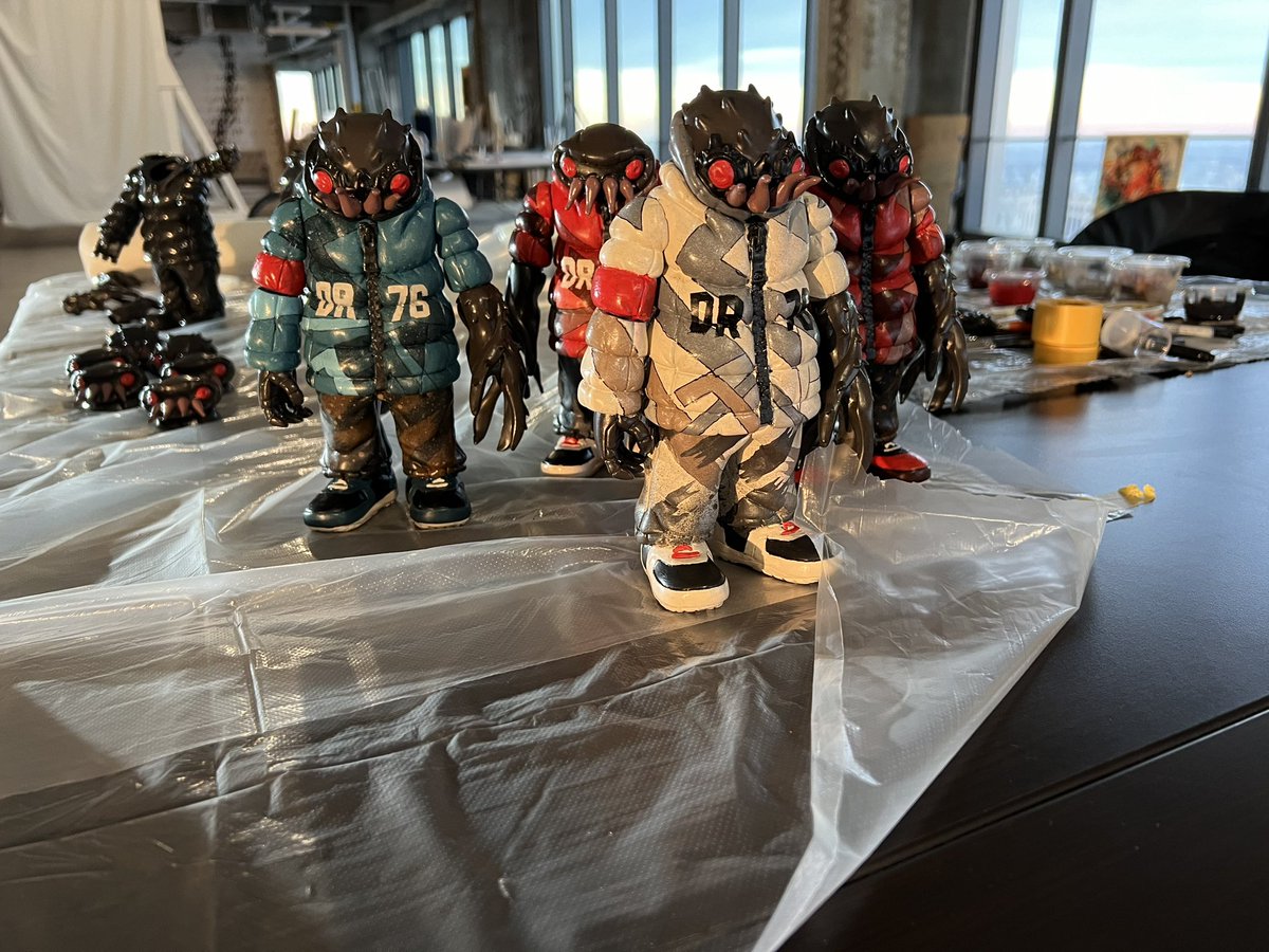 Shoelife2012's tweet photo. ソフビ展をカフェまんまでおこなう。幼い時にウルトラマンのソフビを買ってもらった。今は、ギャロメ君のソフビである。それにニューヨークのドラゴン君とKLAV氏にペイントしてもらった。一体しかないので、どれが良いかは自分の好み。私は、量産しずらい物にとても興味があり、そう言った物を集める。 https://t.co/ktmE2FwnJW