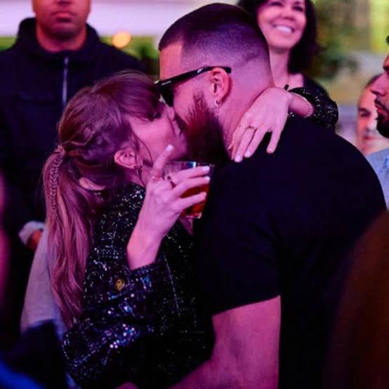 💬 | Taylor on her and Travis singing ‘You Belong With Me’ to each other

“That was the most romantic thing that's ever happened to me! …Then we met in the middle and I was like, ‘What is happening in my life right now?!’”