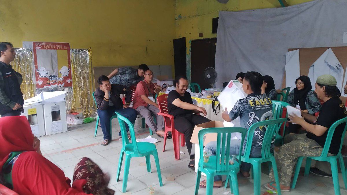 mochyusuf's tweet photo. Penghitungan suara baru selesai Rabu, 15/2/2024, pk 05.58. Ini di TPS dekat rumah. Hanya sepelemparan batu. Tadi mau berangkat ke musholla untuk Subuhan baru mulai penghitungan untuk DPRD Sidoarjo. Pulang dari Musholla belum selesai. Syukurlah para petugas TPS anak-anak muda. https://t.co/SW4SHMJOcv