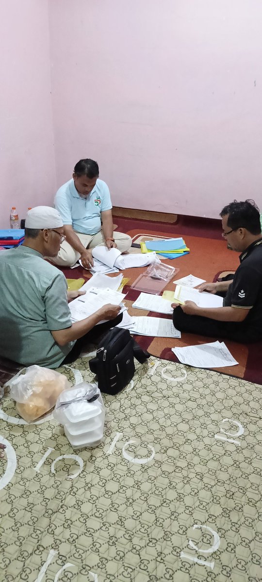 Pagi ini para koordinator saksi PKS tkt kelurahan masih berkutat dengan C hasil salinan yg dikumpulkan karena ada TPS yg baru selesai rekap dini hari atau pagi. Kalian yg disana jangan sudah mengeluh saja cuma melihat QC ayo kawal suara.
#DuaPutaran
#SaksiPKS