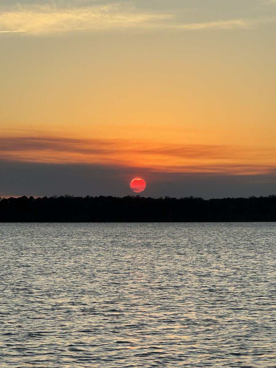 ajpierzynski12's tweet photo. Is there a better sunset?? #butlerchain #sunsetphotography #sunset https://t.co/Qc5HJHThhZ