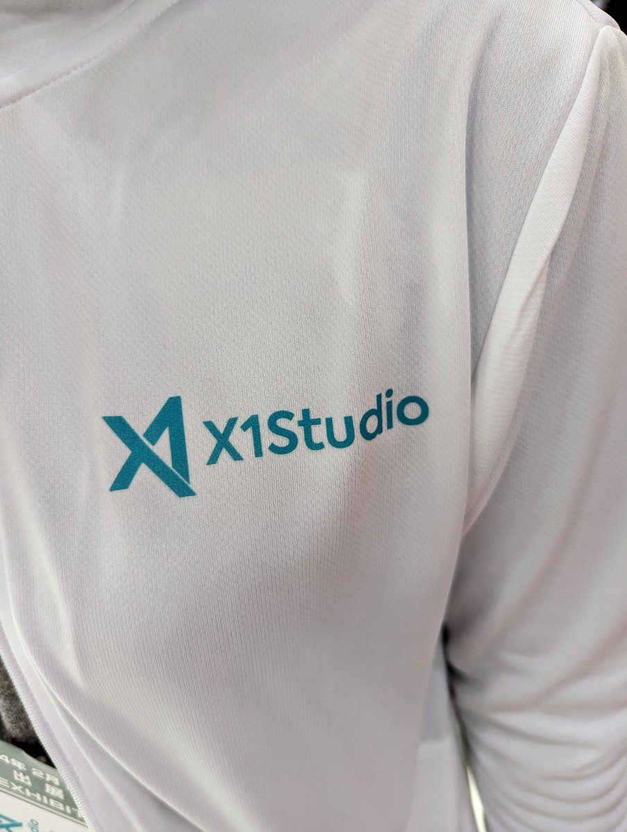 X1StudioJapan's tweet photo. #X1Studio ブースではお揃いのオリジナルジャケットを着用しています。
左胸に会社のロゴ、背中には出展中の #ホテル DXソリューション「#hotelOS」を大きくプリントしています。
UVカットで着心地のいい素材です。
ぜひブース  6-U10 でご確認ください
#国際ホテル・レストラン・ショー #HCJ2024 https://t.co/lRMYfFWUJE