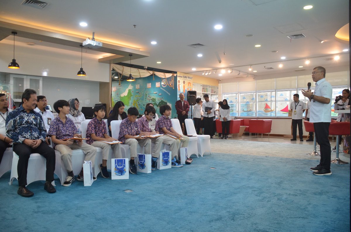 bppsdm_kp's tweet photo. #SobatBahari, Kepala #BPPSDMKP @in_radiarta dampingi Menteri @saktitrenggono terima kunjungan Primary Years Program Exhibition Field Trip dari Sekolah Cikal di Kantor @kkpgoid , Jakarta 

#2024KKPBeyond #SDMKP #SDMUnggul https://t.co/92UNIlc0Cz
