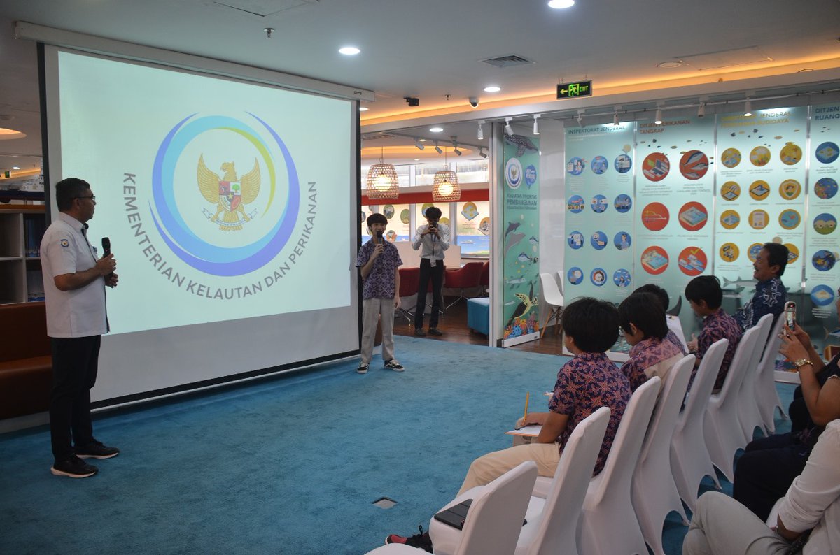 bppsdm_kp's tweet photo. #SobatBahari, Kepala #BPPSDMKP @in_radiarta dampingi Menteri @saktitrenggono terima kunjungan Primary Years Program Exhibition Field Trip dari Sekolah Cikal di Kantor @kkpgoid , Jakarta 

#2024KKPBeyond #SDMKP #SDMUnggul https://t.co/92UNIlc0Cz