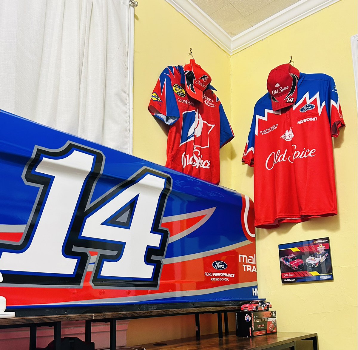 ManichEvan's tweet photo. @ChaseBriscoe_14 @Lionel_Racing  @OldSpice @FPRacingSchool @Mahindra_USA @FPRacingSchool  what would it take to be able to get the old spice prototype Diecast in the collection? https://t.co/gpteCpEwET