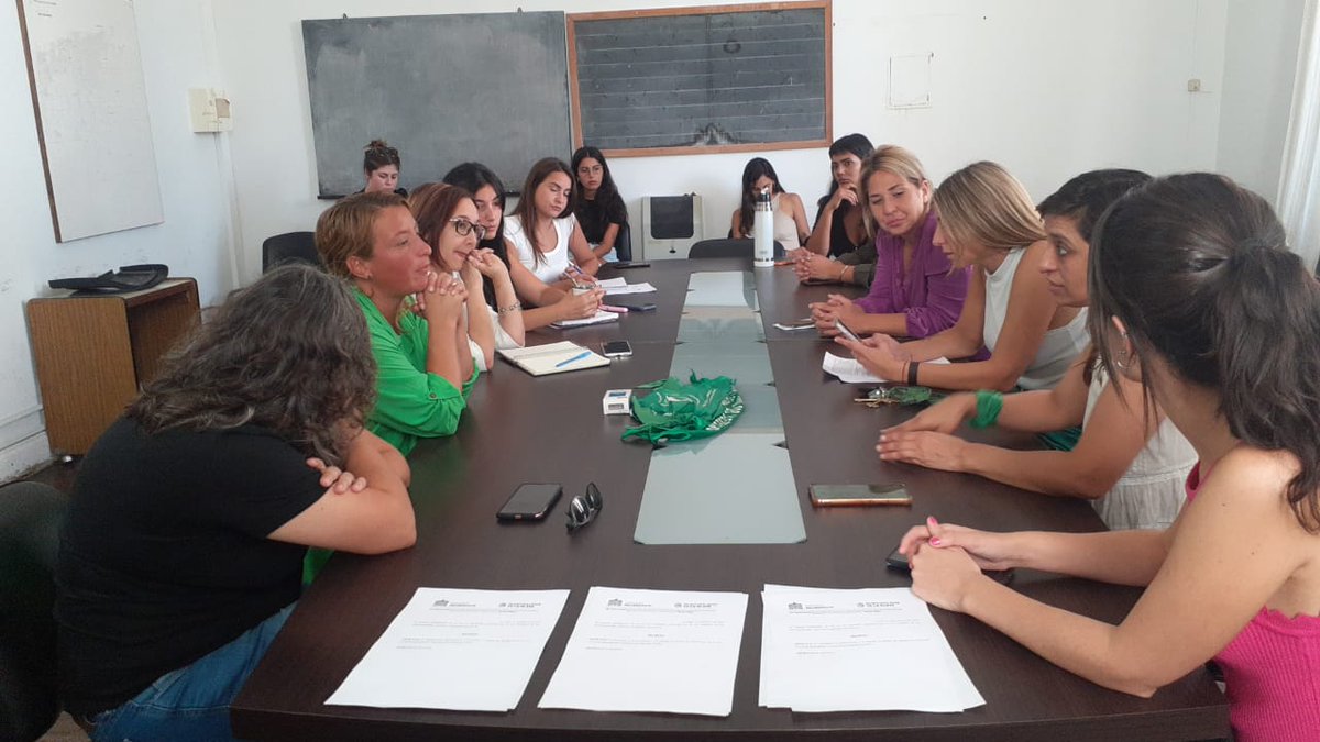 YaniiSanchez85's tweet photo. #SaludPublica Concejalas de @unionxlapatria y Secretarias del Ejecutivo en @LaPlataMLP con sus respectivos asesoras y asesores, presentamos el Decreto que declara preocupación y repudio ante el intento de derogación de la Ley IVE planteado por La Libertad Avanza. https://t.co/0U8qmWdllJ