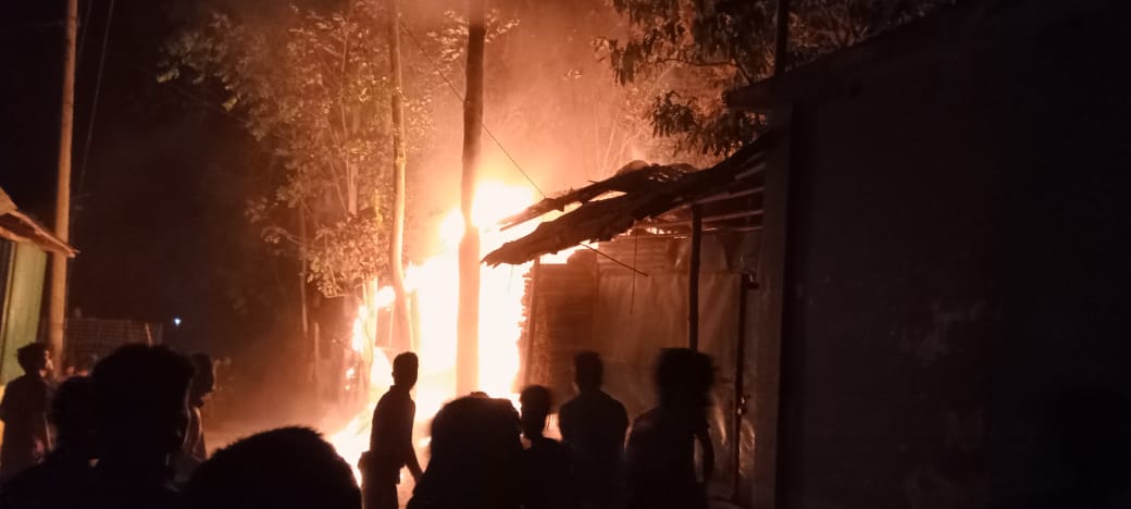 TawkiRo's tweet photo. Again fire starts in camp-1E,near CIC office
Oh Allah what is happening in refugee camp 
Time= 4:00 Am &amp; Date.15.2.2024
Crd- https://t.co/fzQpogZXAK