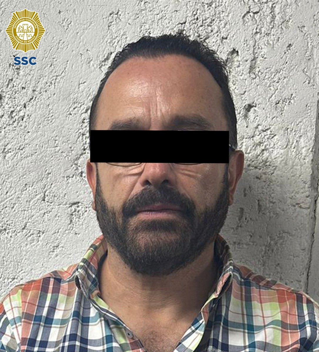 AztecaNoticias's tweet photo. Tres personas fueron detenidas por no usar el cinturón de seguridad cuando circulaban en una camioneta en Periférico Sur, a la altura de la colonia Jardines del Pedregal de San Ángel, alcaldía #Coyoacán

Al momento de la revisión se les encontraron dos #pistolas con dos cargadores abastecidos con 16 cartuchos útiles y cuatro cargadores extra con 28 cartuchos.