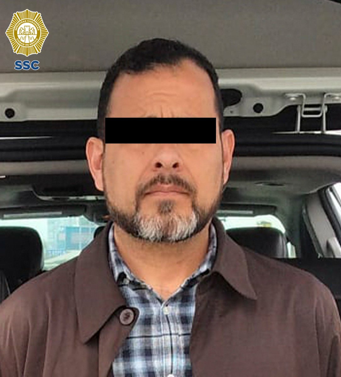 AztecaNoticias's tweet photo. Tres personas fueron detenidas por no usar el cinturón de seguridad cuando circulaban en una camioneta en Periférico Sur, a la altura de la colonia Jardines del Pedregal de San Ángel, alcaldía #Coyoacán

Al momento de la revisión se les encontraron dos #pistolas con dos cargadores abastecidos con 16 cartuchos útiles y cuatro cargadores extra con 28 cartuchos.