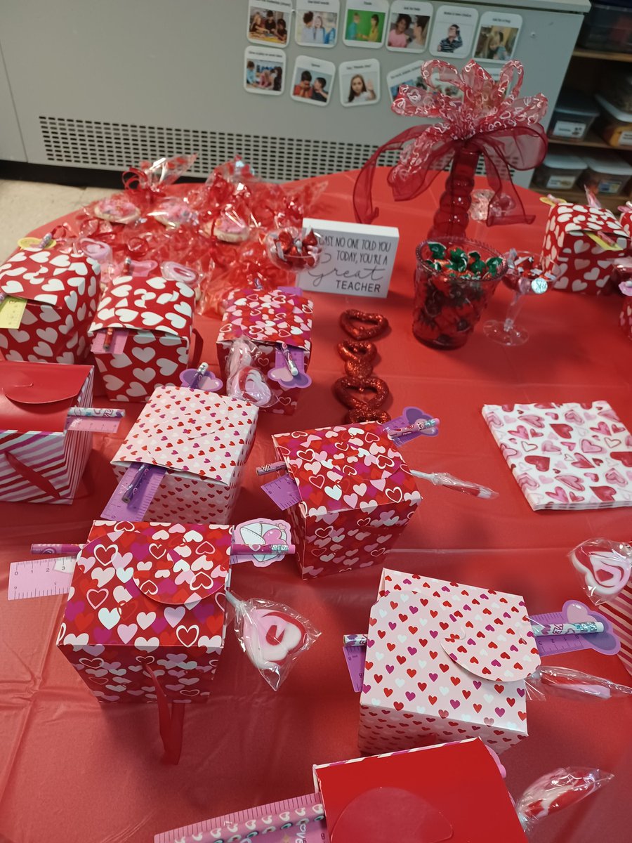 KCpriss's tweet image. When your mom comes in to encourage the staff!! ❤️