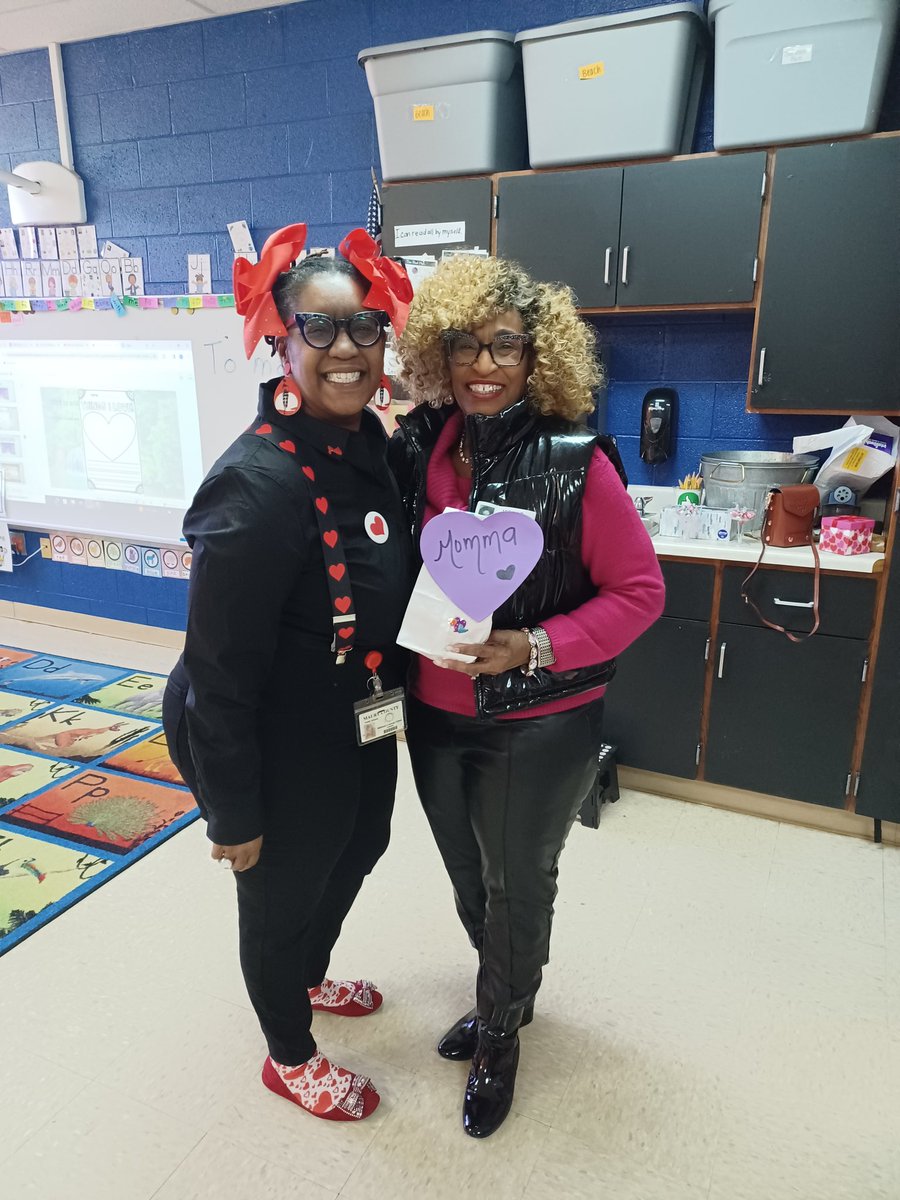 KCpriss's tweet image. When your mom comes in to encourage the staff!! ❤️