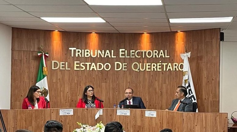 Agradecido por la invitación a platicar de "Redes Sociales en Materia Electoral". Felicito a las magistradas <a href="/NormajimenezF/">Norma Jiménez Fuentes</a> y Ma. Isabel Barriga Ruiz, al magistrado <a href="/MagdoRGutierrez/">RICARDO GUTIERREZ</a>  y al personal que labora en el <a href="/TEEQRO/">Tribunal Electoral del Estado de Querétaro</a> por su trabajo en este Décimo Aniversario.
