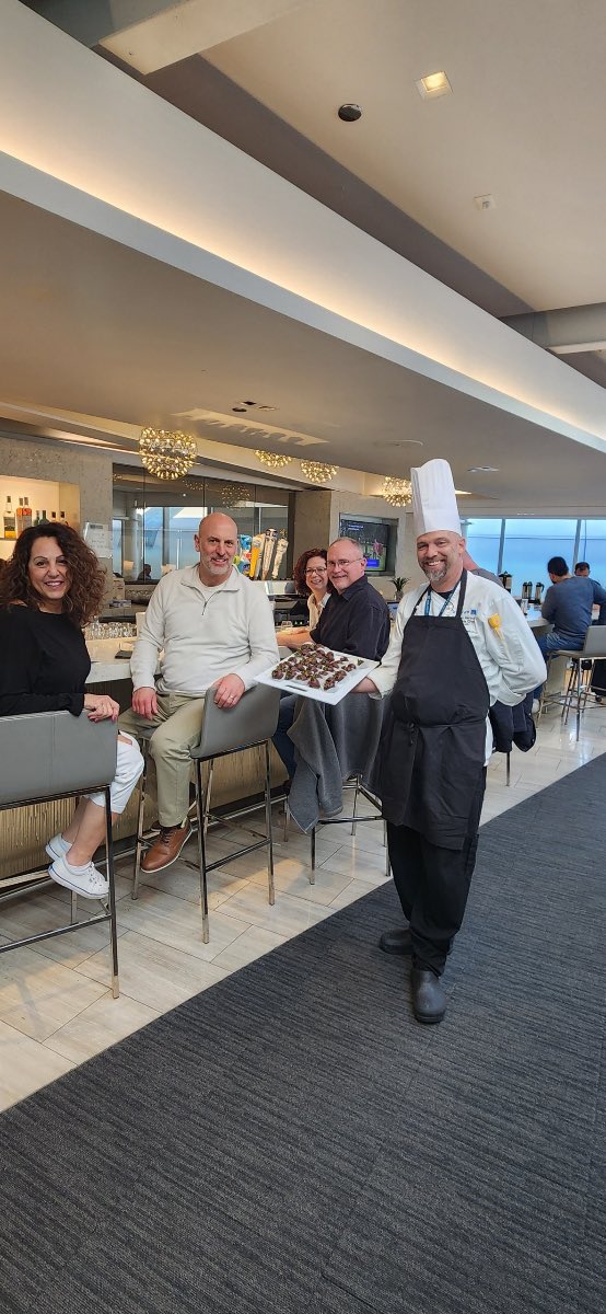 GabyWiebusch's tweet image. Spreading the love @fly2ohare @united clubs and #polarislounge #ValentinesDay #love