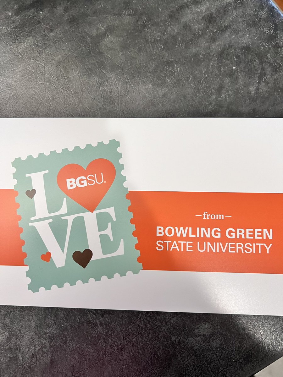MeyerStars's tweet image. 34 years ago today @stemeyer2169 asked me out on a first date to Pizza Hut in Bowling Green, Ohio and every year since,  we have had Pizza Hut for dinner❤️ tradition!! @pizzahut We also get a Valentine Card from BGSU for being Falcon Flames!!🔥 🧡@bgsu