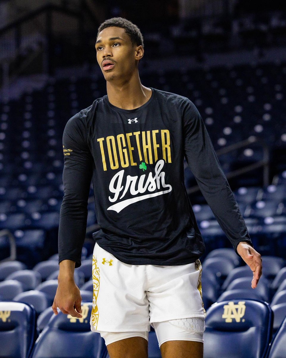 NDmbb's tweet photo. Together Irish 

#GoIrish☘️ https://t.co/CiwPL86Z9l