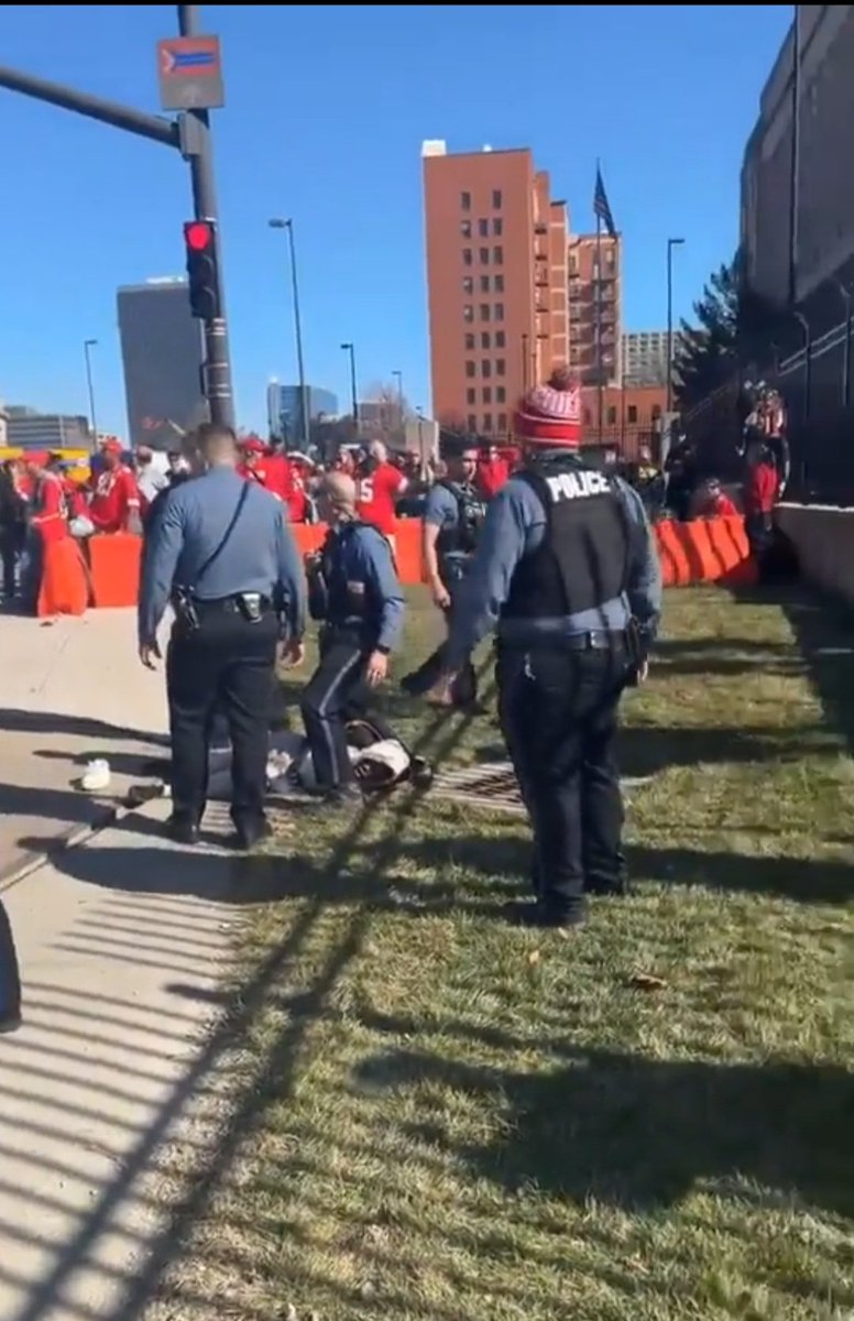 Someone ID this scumbag. It's sickening. 3 detained. 1 passed. 22 injured/getting medical care. How do these media fakes decide which shootings to cover? #KansasCity #kcparade #KansasCityParade #AnotherShooting  #unionstation