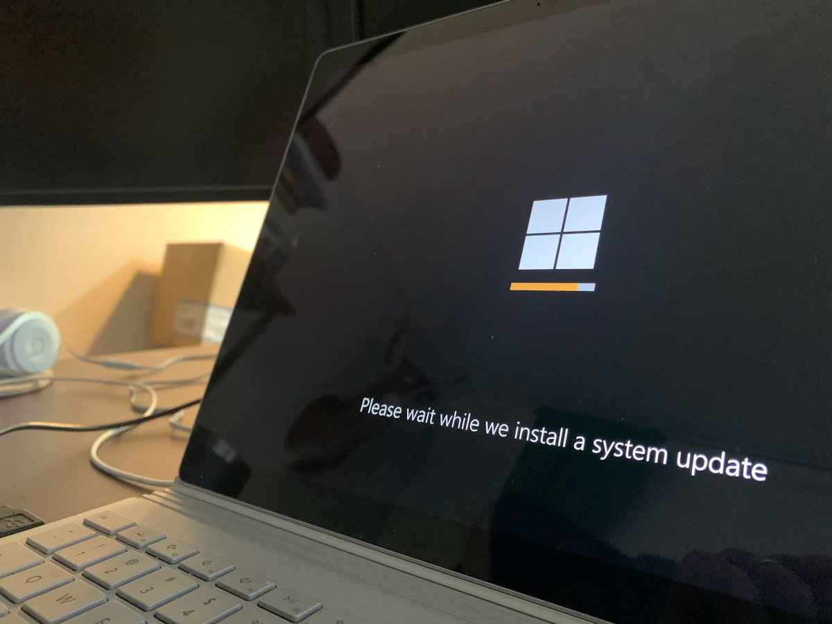 jmatuk's tweet photo. Google quiere salvar 240 millones de PCs que en 2025 podrían terminar en la basura cuando termine el soporte de #Windows10 y no reciban parches de seguridad. Google les permitirá instalar una versión de #ChromeOS para recibir parches de seguridad por varios años. ¿Qué te parece? https://t.co/LCdKYQMwAK