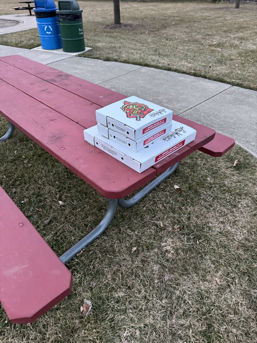 viking65001's tweet photo. @LouMalnatis  when you order from the Geneva IL store and the delivery guy leaves the pizza on a picnic table at the park down the street from you.  #fail #coldpizza https://t.co/77tIN48wVm