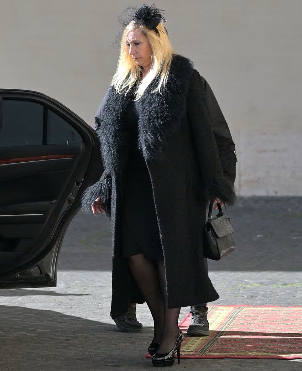 Karina Milei 
Tapado Dolce &amp; gabbana $ 5.500.000
Rolex $ 10.000.000
Zapatos Louboutin $ 3.500.000

$19.000.000 encima,  cuando hace pocos meses vendía tortas en Instagram., y su sueldo de $3.000.000 lo cobra hace dos meses .
Las cuentas no dan .

#TodaDeMilei