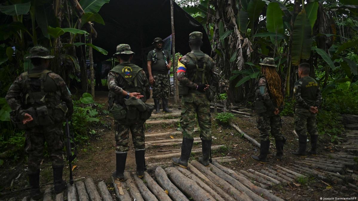 Chuchocatano50's tweet photo. Definitivamente, los pueblos de la Colombia olvidada están a expensas de un contubernio entre distintos consorcios de mentiras e intimidaciones. Políticos y grupos armados se disputan el monopolio de sus "verdades". Pierden las comunidades, llavecitas. https://t.co/P9clMEaplQ