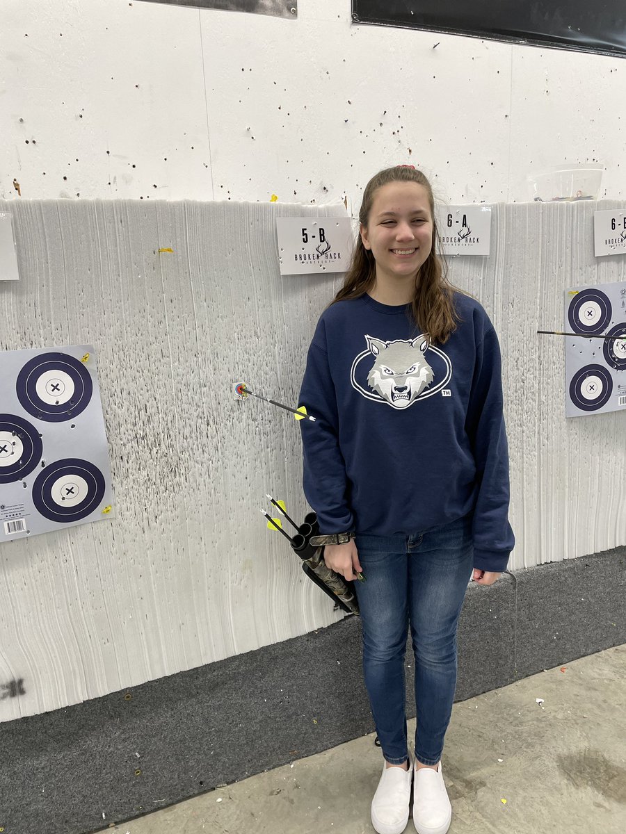egrippa44's tweet photo. Brianna wins these week’s “Who Can Hit It?” Challenge.  Great Shooting young lady! #WolvesArcheryClub #BrokenRackArchery #WestClermontHighSchool https://t.co/RQcCEzJfzR