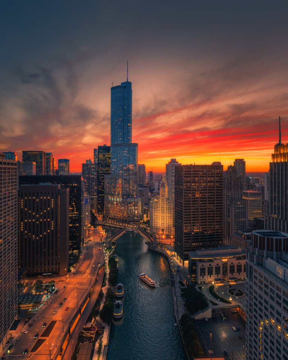 Valentine’s Day captured beautifully in the sunset hues over @TrumpChicago .